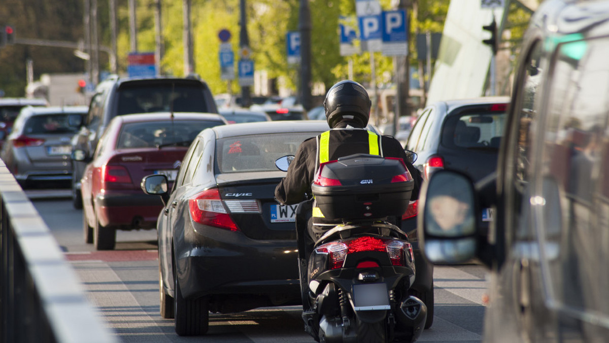 Brak wolnych miejsc parkingowych w centrum stolicy to istna zmora kierowców. Bywa, że znalezienie wolnego miejsca graniczy z cudem i zajmuje dużo czasu. Możliwe, że pomoże w tym smartfon. ZDM już wkrótce zacznie testy nowej usługi - Systemu Informacji Parkingowej. Za pomocą specjalnej aplikacji wskaże on puste miejsca postojowe. Testy potrwają pół roku.