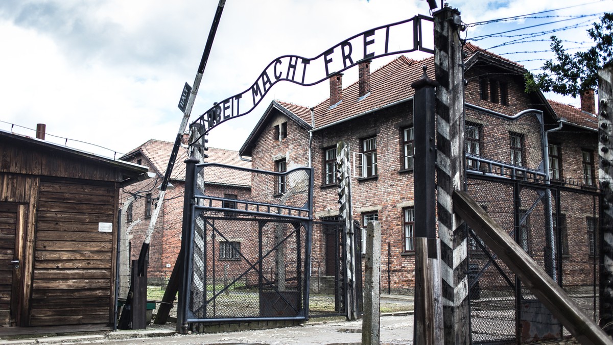 Na terenie muzeum Auschwitz Birkenau doszło do próby kradzieży cegieł z krematorium. Chciała je wynieść para obcokrajowców. Na miejscu policjanci prowadzą czynności z udziałem podejrzanych - poinformował sierżant Mateusz Drwal z zespołu prasowego małopolskiej policji.