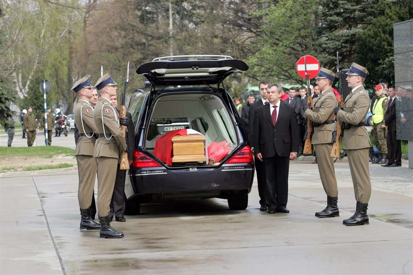 Ciało prezydenta pojedzie pociągiem. Kolejarze chcą przewieźć ciało prezydenta pociągiem.