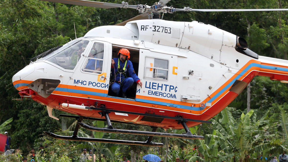 W poniedziałek będą kontynuowane poszukiwania "czarnych skrzynek" rosyjskiego samolotu Superjet-100, który z 45 osobami na pokładzie rozbił się w środę w Indonezji podczas lotu pokazowego, będzie też kontynuowana ewakuacja szczątków ofiar - piszą media.