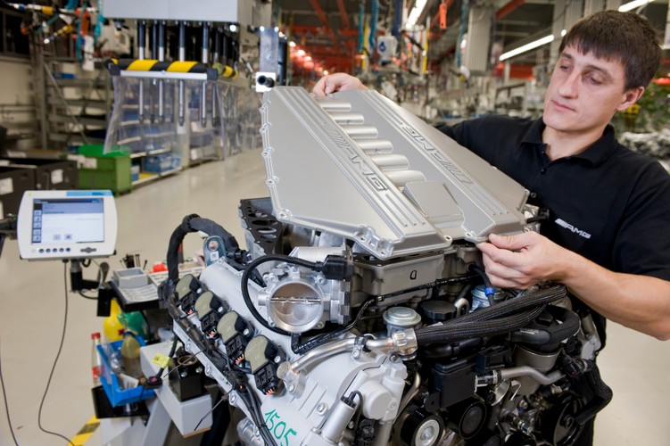 Tym samym po raz pierwszy w dziejach Mercedes bez reszty zdaje się na swego nadwornego tunera