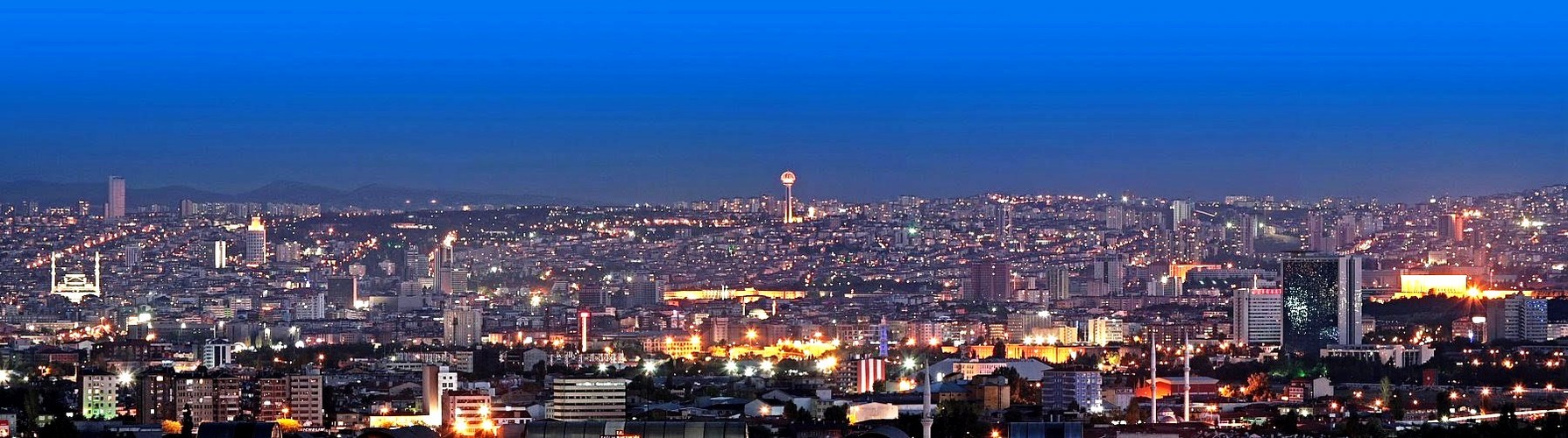 Ankara, Turcja (fot. 'Ankara panoramic night' autorstwa LoudHmen - Praca własna. Licencja Creative Commons Attribution-Share Alike 3.0 na podstawie Wikimedia Commons)