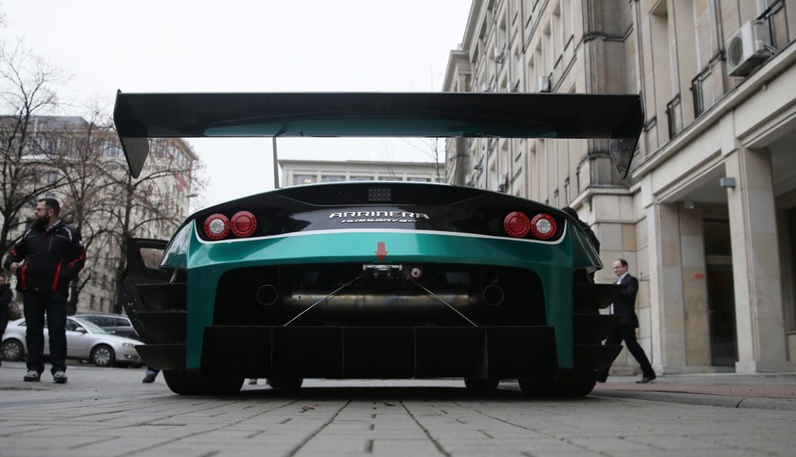 Arrinera Hussarya wyposażona jest w silnik General Motors z serii LS7 o pojemności 7008 cm sześc. i mocy 505 KM. Auto przeznaczone jest tylko na tor wyścigowy i - jak zapewniają twórcy - może tam rywalizować z np. Ferrari czy McLarenem.
<br>
Samochód kosztuje - według producenta - ponad 220 tys. dol.