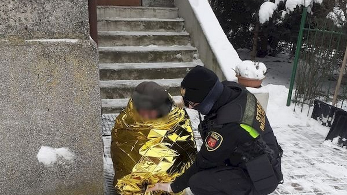 Kielce: Strażnicy miejscy uratowali bezdomnego przed zamarznięciem