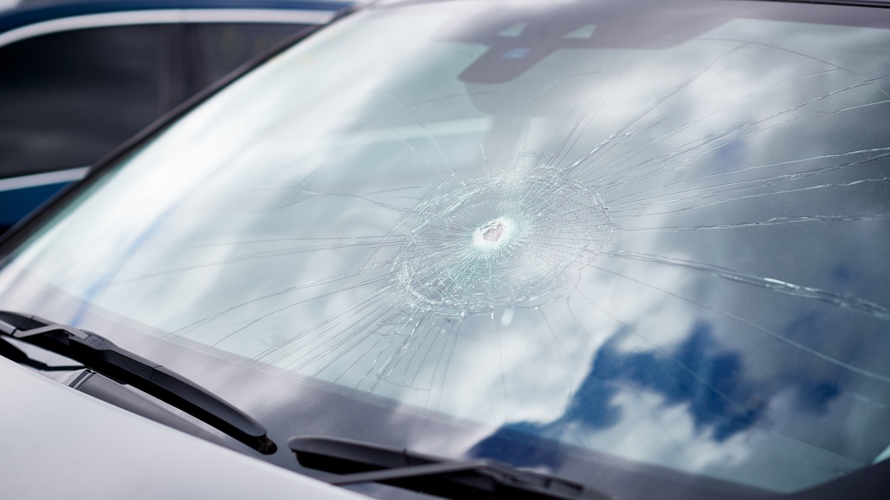 Malý odstrel na čelnom skle na Slovensku vyžaduje okamžité prelepenie páskou proti nečistotám. Včasná oprava živicou v SR stojí zlomok ceny v porovnaní s kompletnou výmenou skla. 