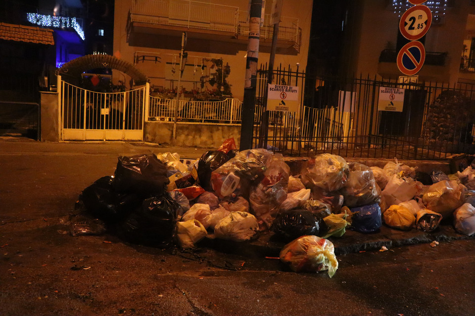 Śmieci na ulicach w sylwestra. Te akurat czekają na wywóz