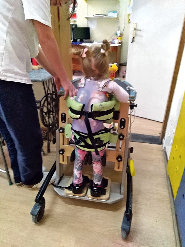 Mia ne može da hoda, niti da sedi samostalno