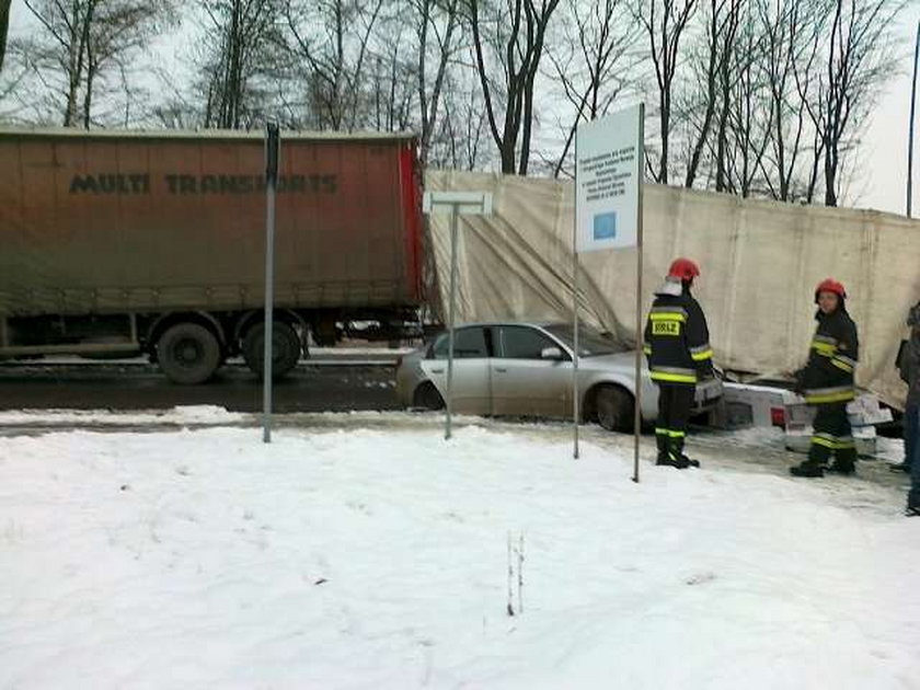 Koszmar! Przyczepa spadła na ciężarną kobietę! Nic się jej nie stało!