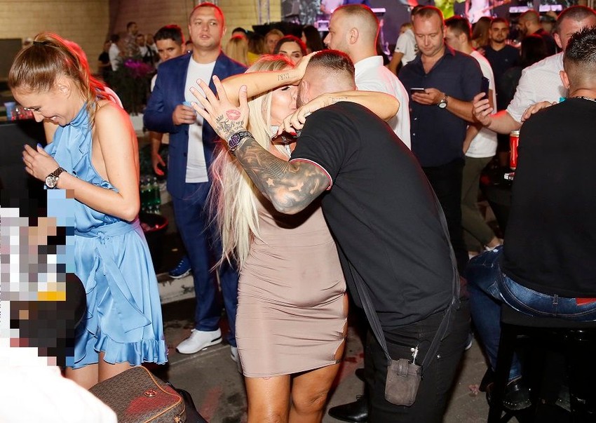 Nenad Aleksić Ša, Blondi i Nenadova supruga Ivana (u plavoj haljini)