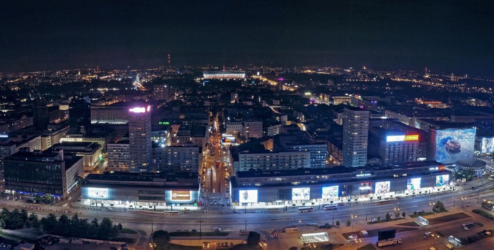 <strong>Dziś: Domy Towarowe Centrum</strong>
<br></br>
W 1993 udostępniono akcje Domów Towarowych Centrum S.A. W 1998 roku powstała spółka Galeria Centrum, która przejęła akcje pochodzące z prywatyzacji Domów Towarowych Centrum (spółki państwowej, powstałej z przedsiębiorstwa Państwowe Domy Towarowe). Spółka ta w 2009 upadła na skutek utraty płynności finansowej i została zlikwidowana.
<br></br>
fot. Flickr.com, Radek Kołakowski, Ściana Wschodnia, zdjęcie na licencji Creative Commons CC BY 2.0
<br></br>