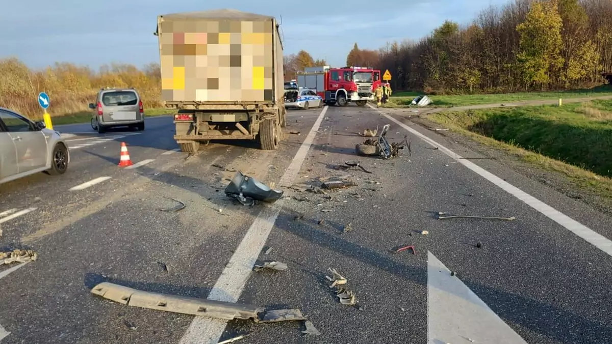 30-letni kierowca, wyprzedzając inne pojazdy, nie zachował ostrożności i uderzył w tył naczepy