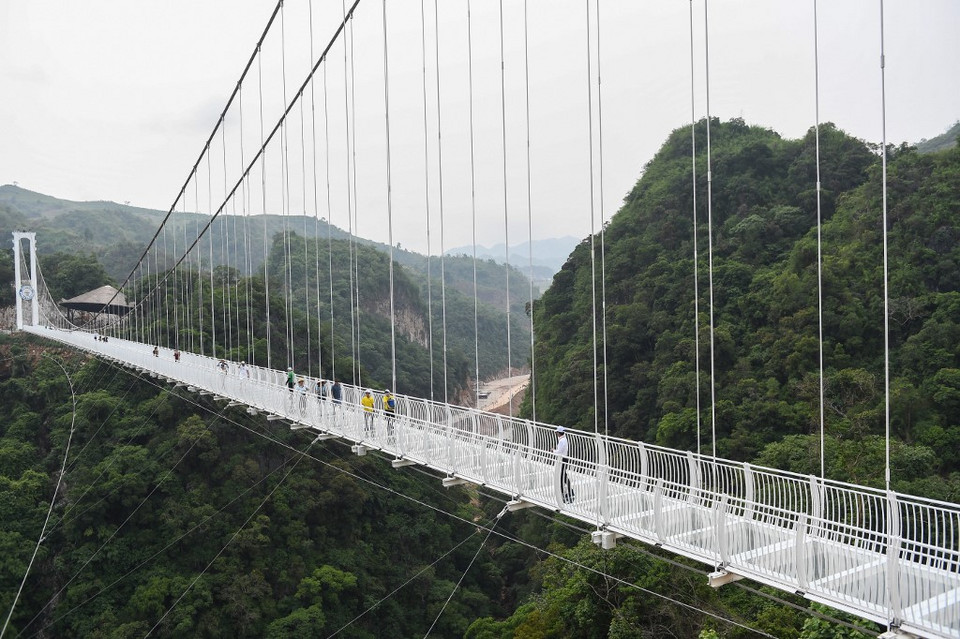Rekordowy szklany most Bach Long otwarty w Wietnamie