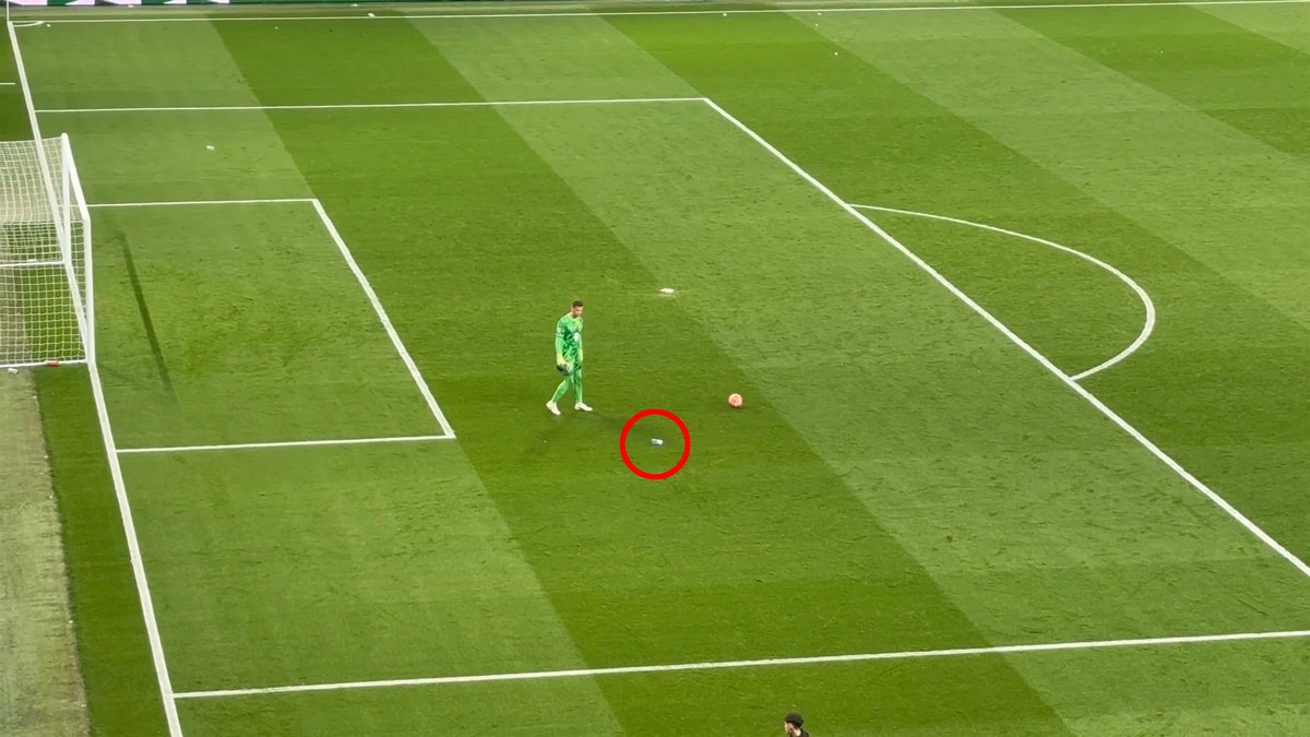 Wojciech Szczęsny został obrzucony butelkami. Jak zareagował? [WIDEO]