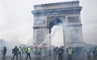 Francja: Rachunek strat po zamieszkach 'żółtych kamizelek' w Paryżu