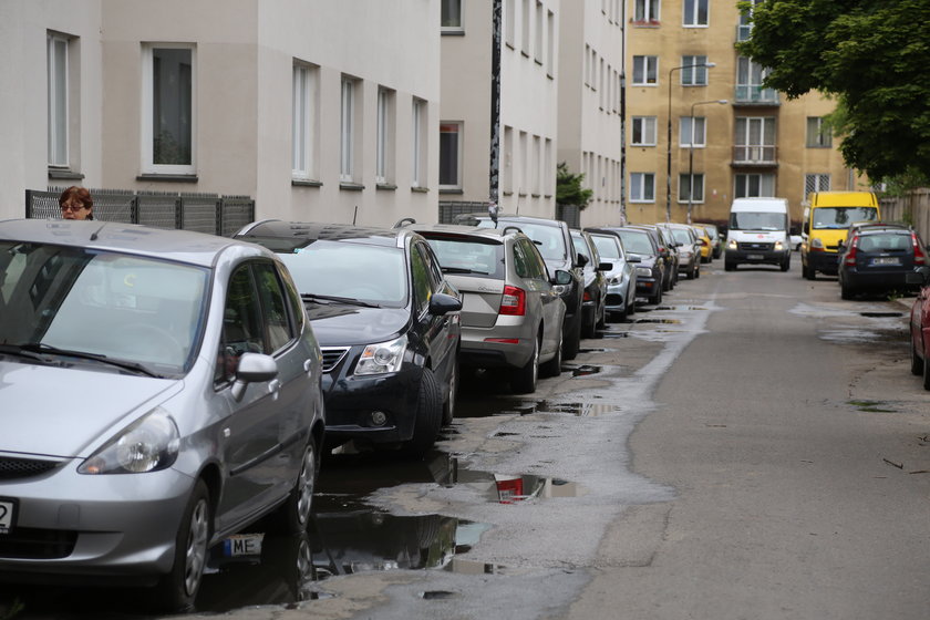 Urzędnicy zabrali miejsca parkingowe!