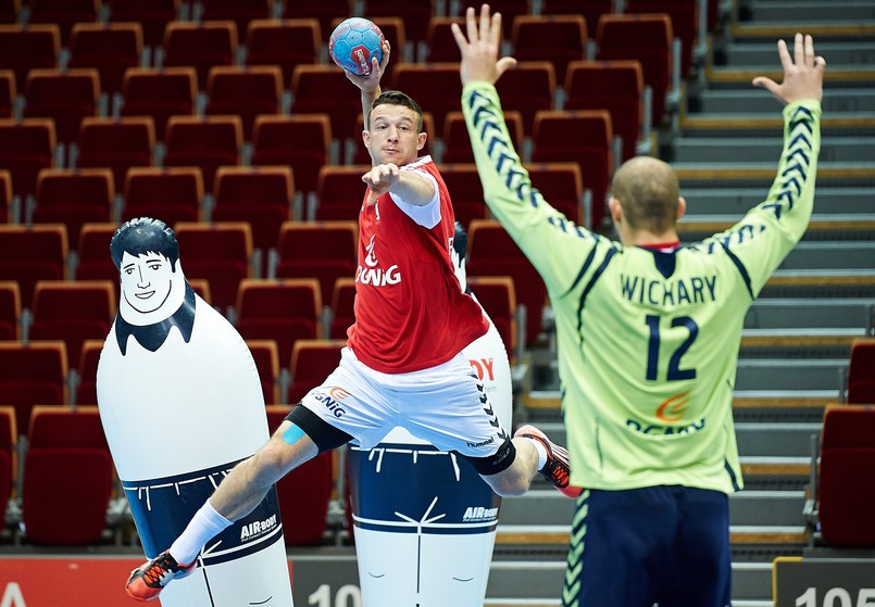 Piłkarz ręczny reprezentacji Polski Przemysław Krajewski (L) i bramkarz Marcin Wichary (P) podczas treningu drużyny w Gdańsku