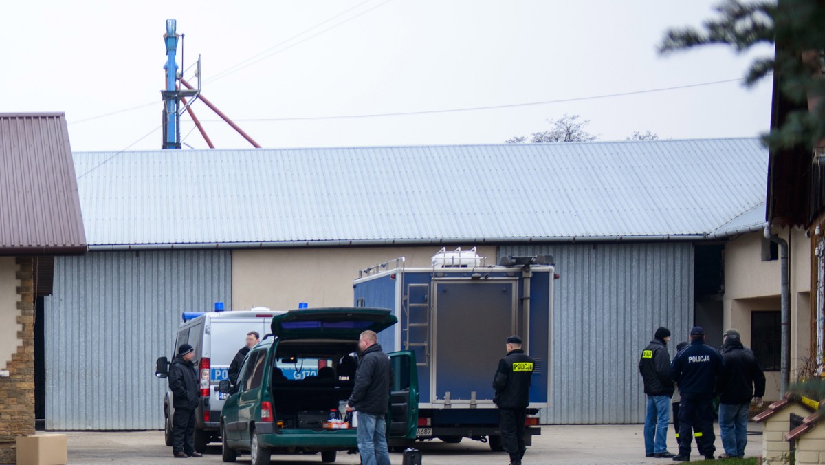 Duże ilości amunicji, granaty i środki, które mogą być materiałami wybuchowymi znaleźli policjanci w zabudowaniach małej wsi niedaleko Dąbrowy Tarnowskiej. Zatrzymano 25-letniego mężczyznę.