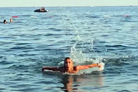 "UDAR BOKELJŠKE SIRENE U SRED BUDVE" Jovana Jeremić pravi dar-mar na plaži u Crnoj Gori: Jedni su oduševljeni, A DRUGI NE PRESTAJU DA SE ČUDE