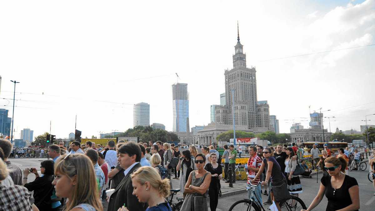 W ciągu ostatniego miesiąca nieznacznie pogorszyły się oceny rozwoju sytuacji w kraju oraz opinie o sytuacji politycznej i gospodarczej - wynika z najnowszego sondażu przeprowadzonego przez CBOS.