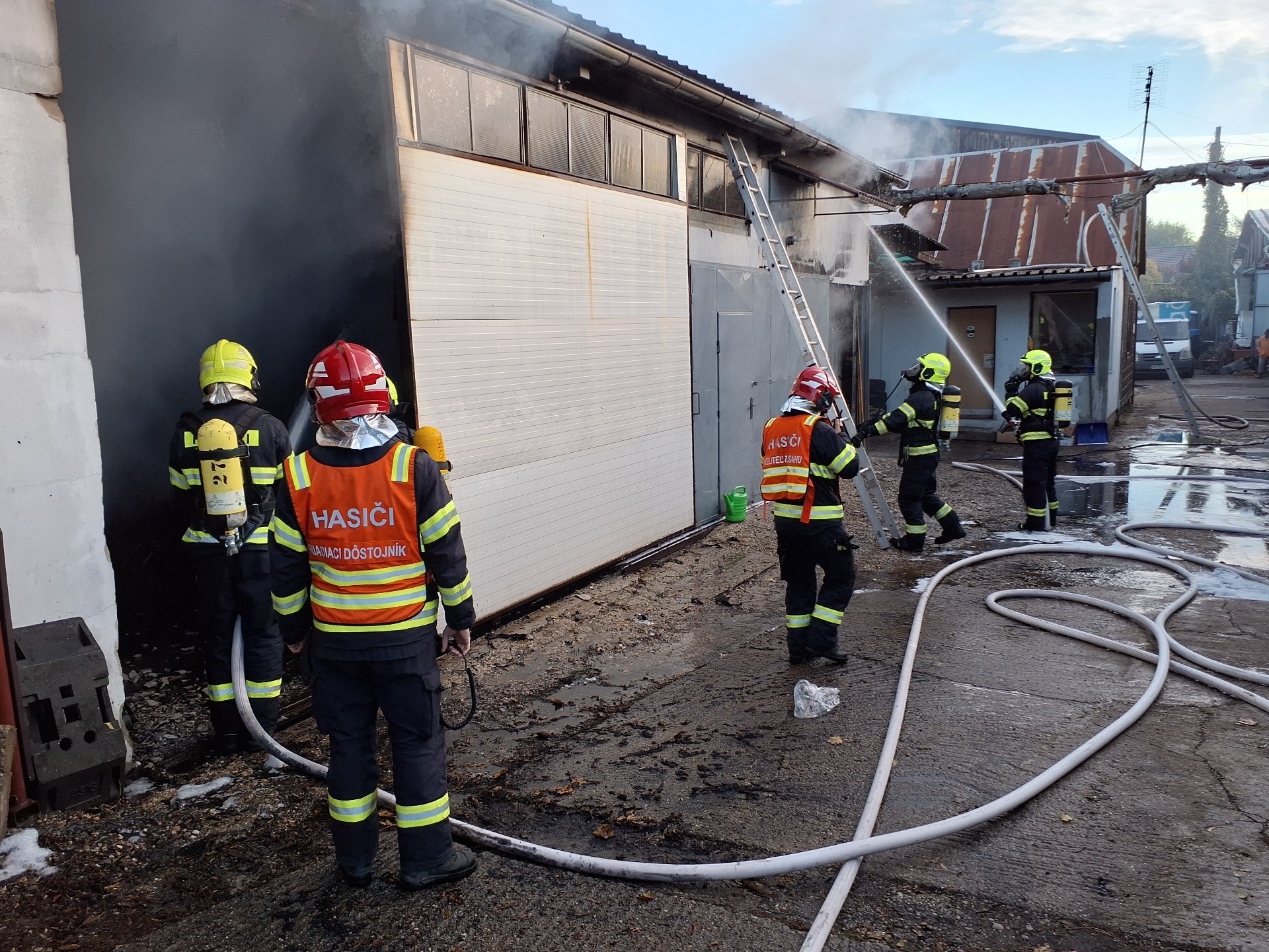 Požiar v autoservise v bratislavskej Vrakuni spôsobil škodu za 20-tisíc eur.