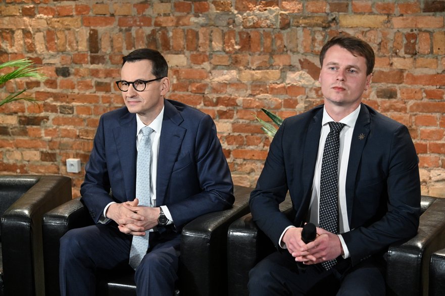 Mateusz Morawiecki i Jarosław Margielski podczas debaty nt. mieszkalnictwa, 15 kwietnia 2024 r.