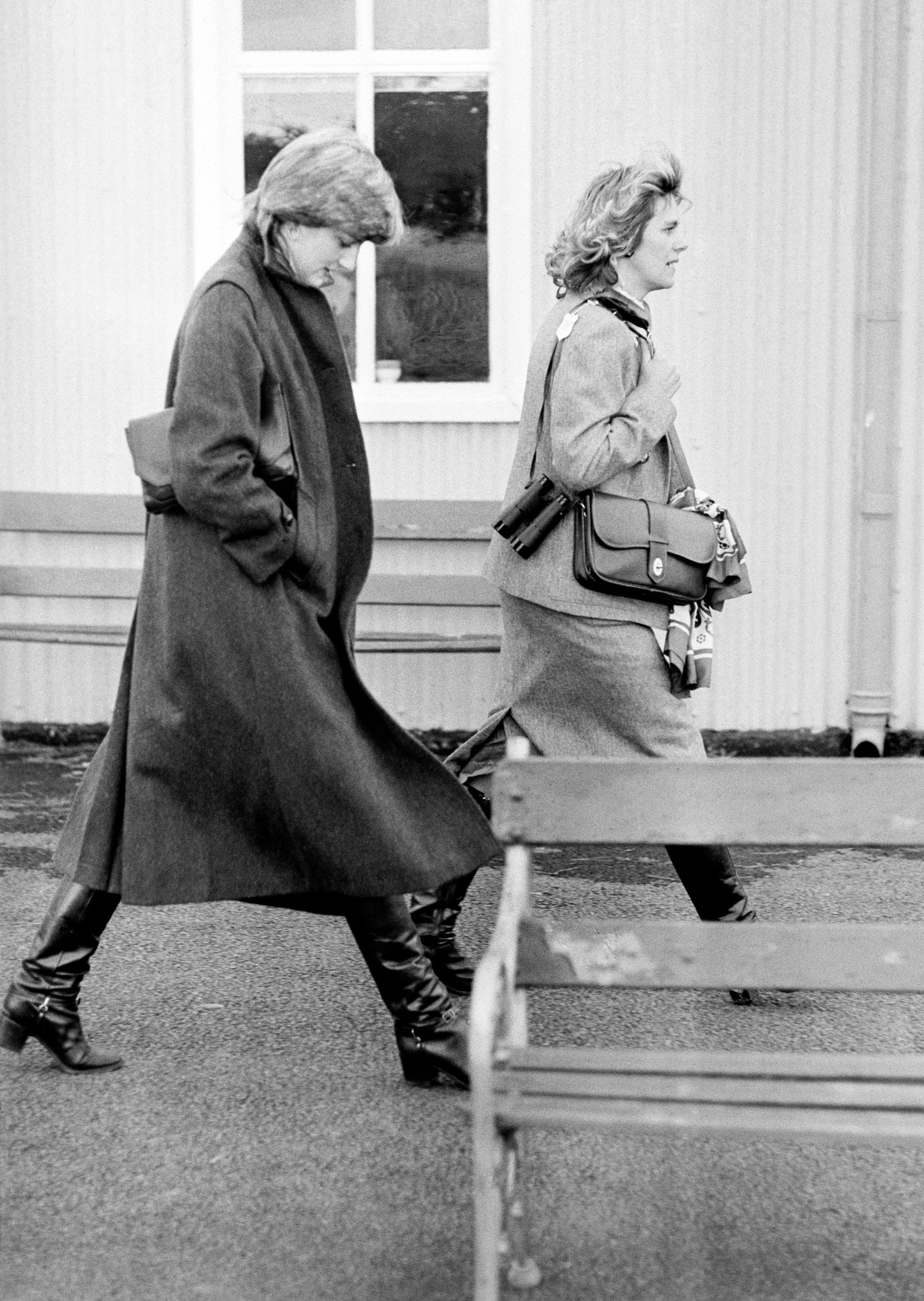 1980. Igen, jól látod! Kamilla királyné mellett ott van a néhai Diana hercegné is. A fotón mindketten térdig érő bőrcsizmában vonulnak. 