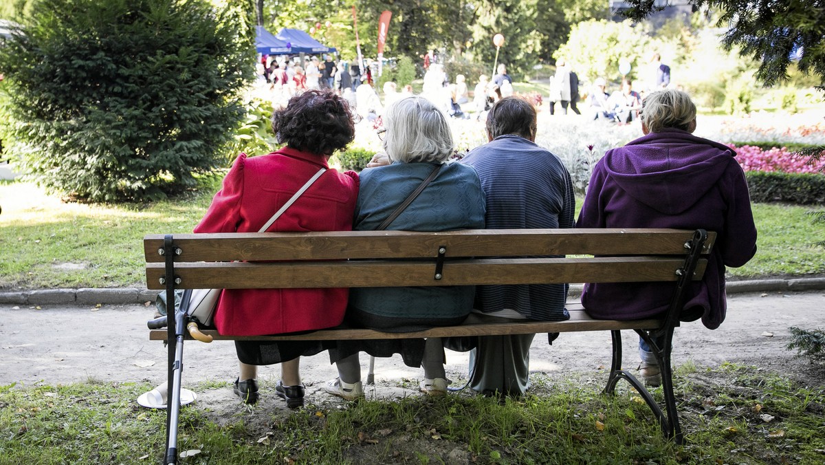 Jako emerytka, wkrótce 65-letnią, z przykrością muszę stwierdzić, że zostałam "wypchnięta" na emeryturę jak tylko obniżono wiek emerytalny. Szef niemal codziennie pytał, kiedy przechodzę na emeryturę. Czy już złożyłam dokumenty. Z trudem udało mi się dotrwać chociaż do końca czerwca - pisze nasza czytelniczka Anna, komentując nasze artykuły dot. emerytur.