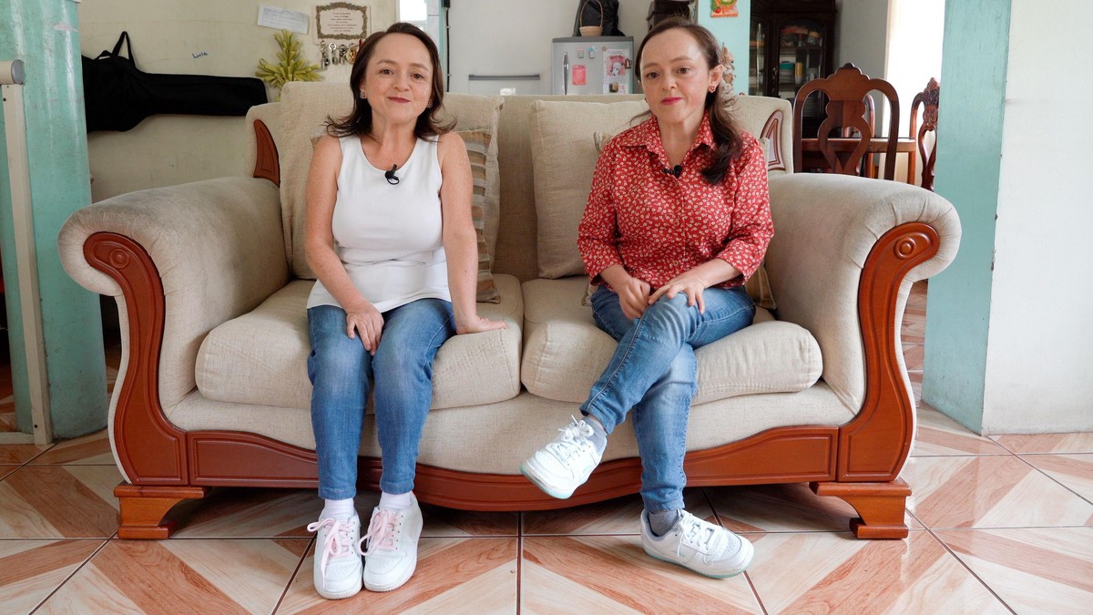 Bliznakinje Marija Luiza i Marija del Sisne kažu da im je uzajamna podrška pomogla da se izbore sa teškoćama zbog niskog rasta | Foto: JORGE PEREZ/BBC