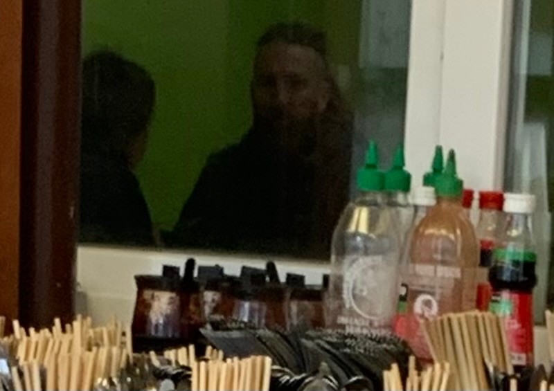 Martin Mihalčín s neznámou brunetkou na Miletičke.