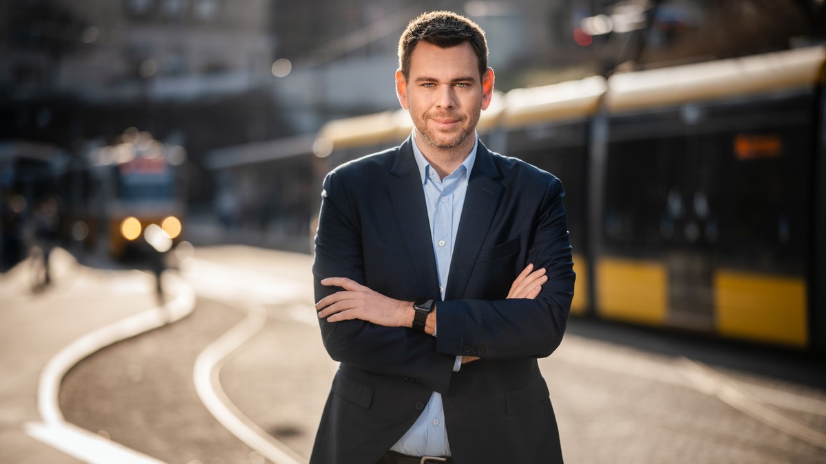 „Látom, amikor a villamos fele üres, mert befogott orral is alig lehet ott megmaradni” – Vitézy Dávid ismét megszólalt a BKK-rendészet ötletéről