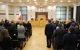 Sondaż: Sprawa Trybunału jest bardziej istotna dla Polaków niż wiek emerytalny