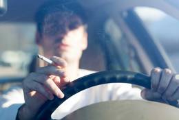 Zakaz palenia w aucie podczas jazdy z dzieckiem - posłanka pyta ministra