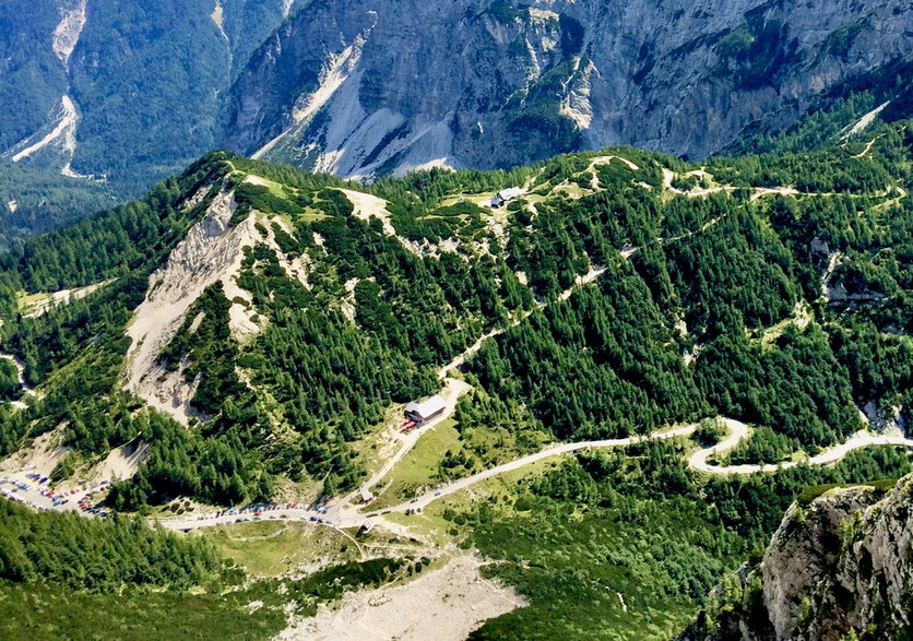 Przełęcz Vršič widziana ze szczytu Mala Mojstrovka