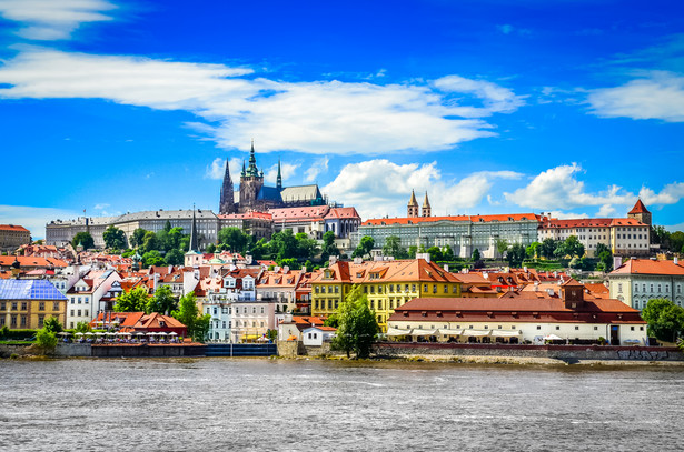 Zamożni Polacy coraz częściej zakładają firmy w Czechach lub na Słowacji tylko po to, żeby zaoszczędzić na zakupie drogiego samochodu.