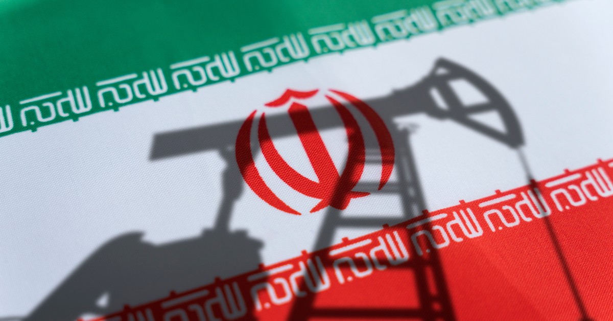 Ceny ropy wystrzelą? Atak na Iran i zagrożenie w Cieśninie Ormuz mogą wywołać globalną recesję