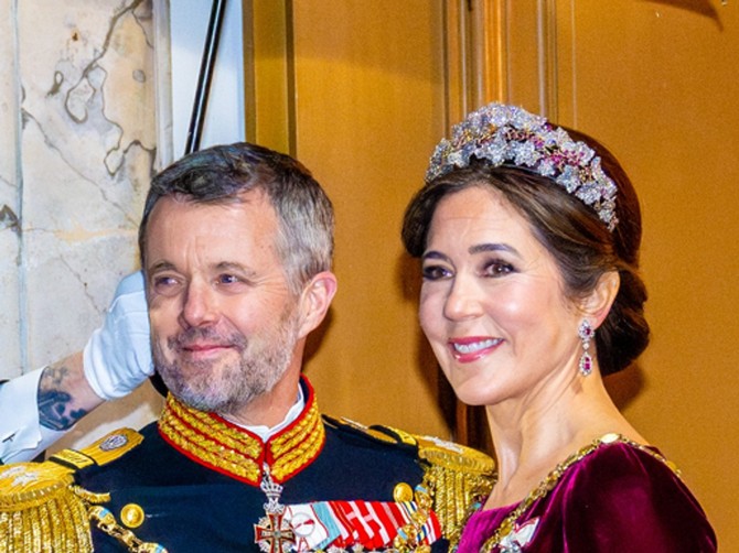 Nova danska kraljica u glamuroznoj haljini u najmoćnijoj boji pokazala šta je klasa! 