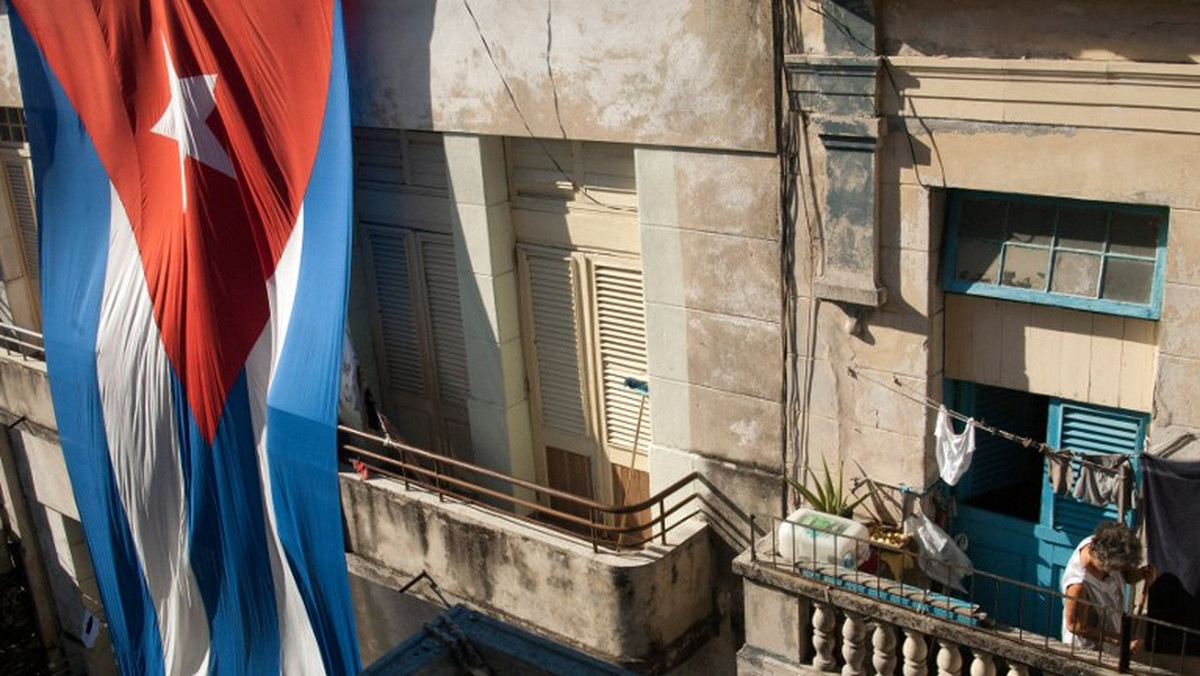 Wielka awaria prądu na Kubie sprawiła, że w nocy z niedzieli na poniedziałek Hawana oraz jej przedmieścia niemal całkowicie były pogrążone w ciemnościach. Nie wiadomo, co spowodowało przerwy w dostawach elektryczności. Kubańskie media nie podawały żadnych informacji na ten temat, a przedstawiciele władz - jak podaje AP - odmawiali komentarzy.