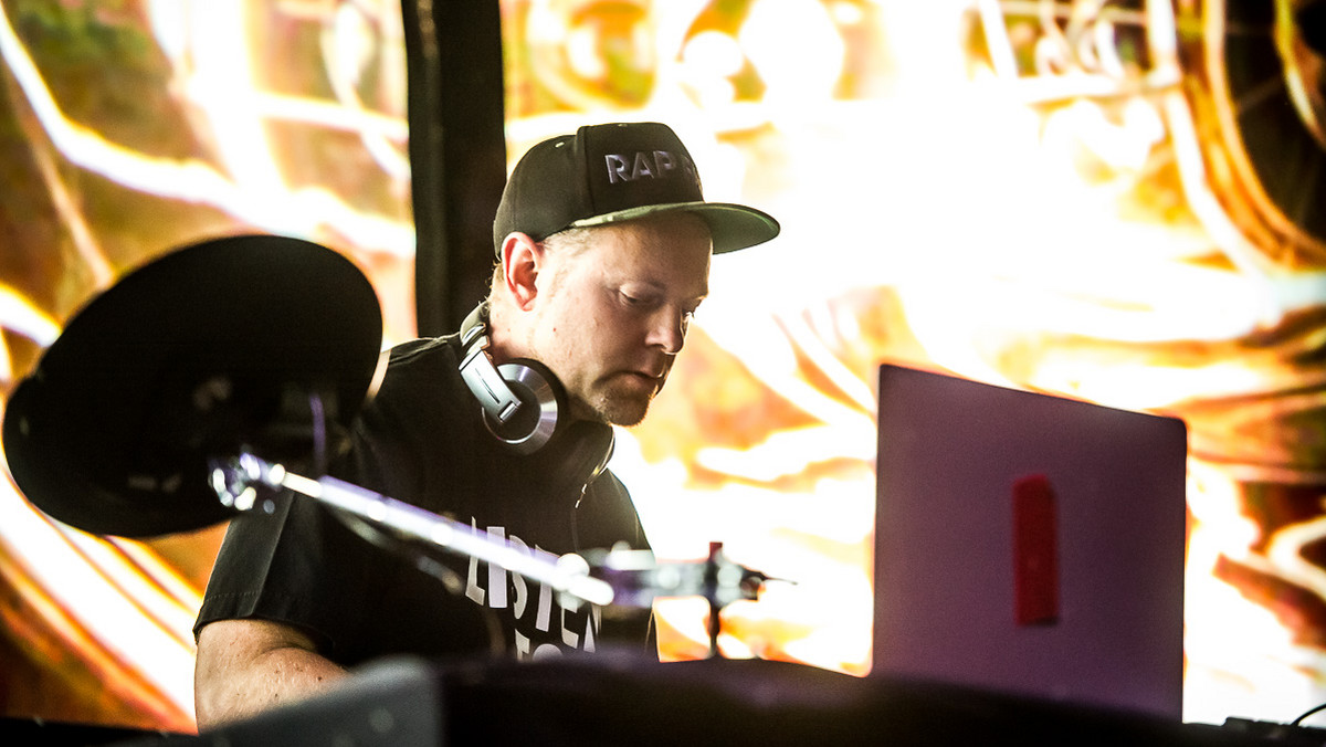 DJ Shadow wypuścił teledysk do utworu "Nobody Speak", w którym towarzyszą mu członkowie Run The Jewels. W teledysku możemy prześledzić polityków bliskich rozpoczęcia III Wojny Światowej.