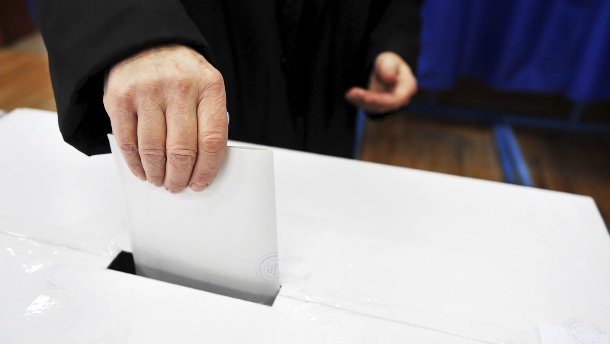 Wicedyrektor Krajowego Biura Wyborczego zarekomendował wadliwy system informatyczny, za pomocą którego liczono głosy Polaków w wyborach samorządowych w 2014 roku. Urzędnikowi postawiono zarzuty - informuje TVN24.