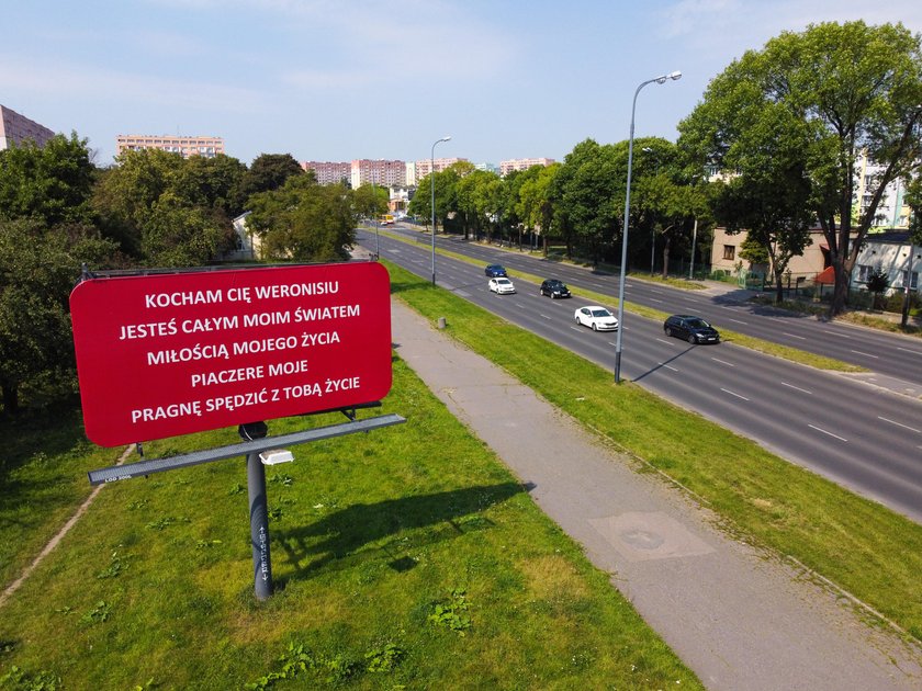 Zrobił to na ulicy! Tajemniczy wielbiciel wyznał miłość Weronice na billboardzie