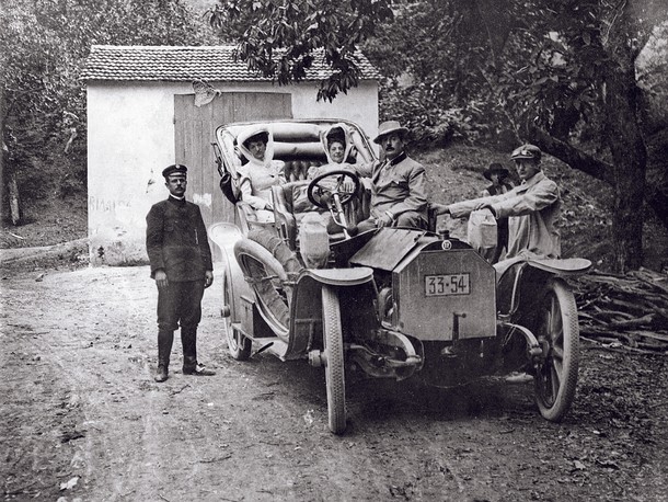 Artysta w swoim samochodzie Isotta Fraschini z żoną (z tyłu po lewej), 1909 r.