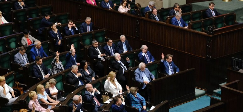Poczta Polska dostanie rekompensatę za wybory, których nie było. "Kradniecie pieniądze"