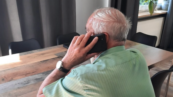 Policjanci z Komendy Wojewódzkiej Policji w Poznaniu we współpracy z Centrum Inicjatyw Senioralnych prowadzą porady telefoniczne, podczas których wyjaśniają, jak bronić się przed oszustwem