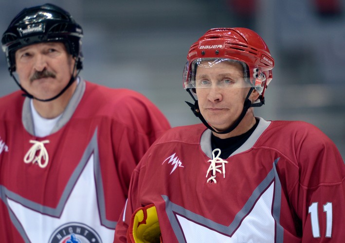 Władimir Putin i Aleksander Łukaszenka jak gwiazdy hokeja