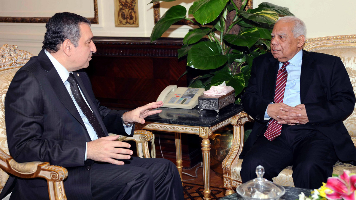 Nowo mianowany egipski wicepremier, Hazem Beblawi, ma objąć tekę ministra finansów - poinformowała w niedzielę państwowa telewizja. Nieco wcześniej do dymisji podali się ministrowie handlu zagranicznego i przemysłu oraz spraw zagranicznych.