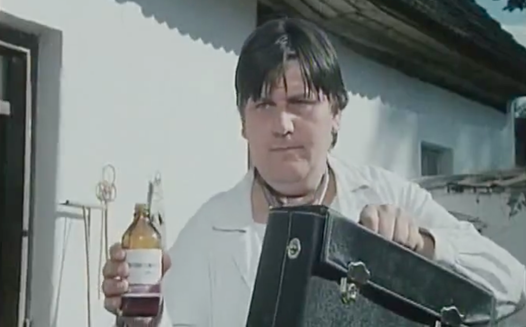 Josef Stárek alias doktor Karel Kroupa vo filme Slunce, seno a pár facek. 