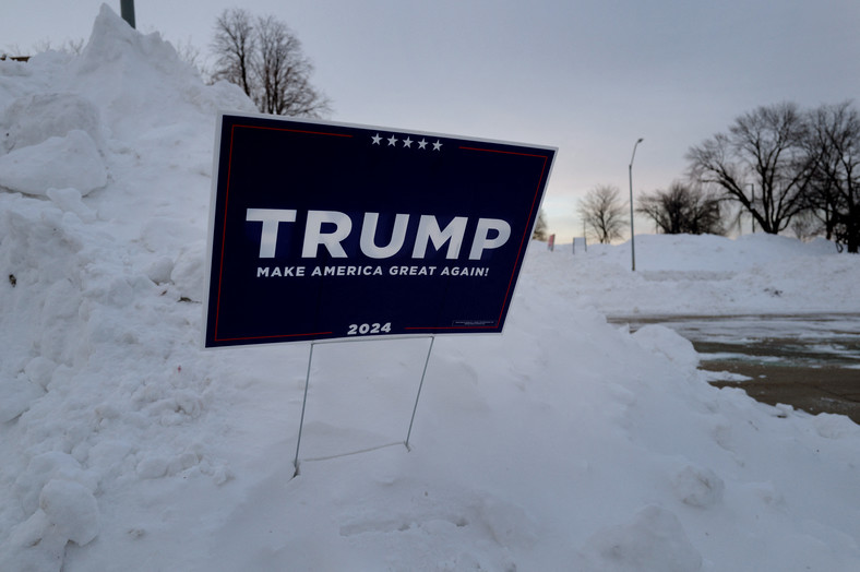 Transparent zwolenników kampanii Donalda Trumpa na prezydenta USA w West Des Moines w stanie Iowa, 15 stycznia 2024 r.