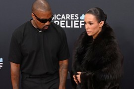 "VIŠE BI VOLELA DA JE NOSILA DRUGU HALJINU" Kanje Vest naterao Bjanku Sensori da dođe praktično GOLA NA GREMI, a ona nije imala prava da odbije: "Kad on nešto zacrta..."