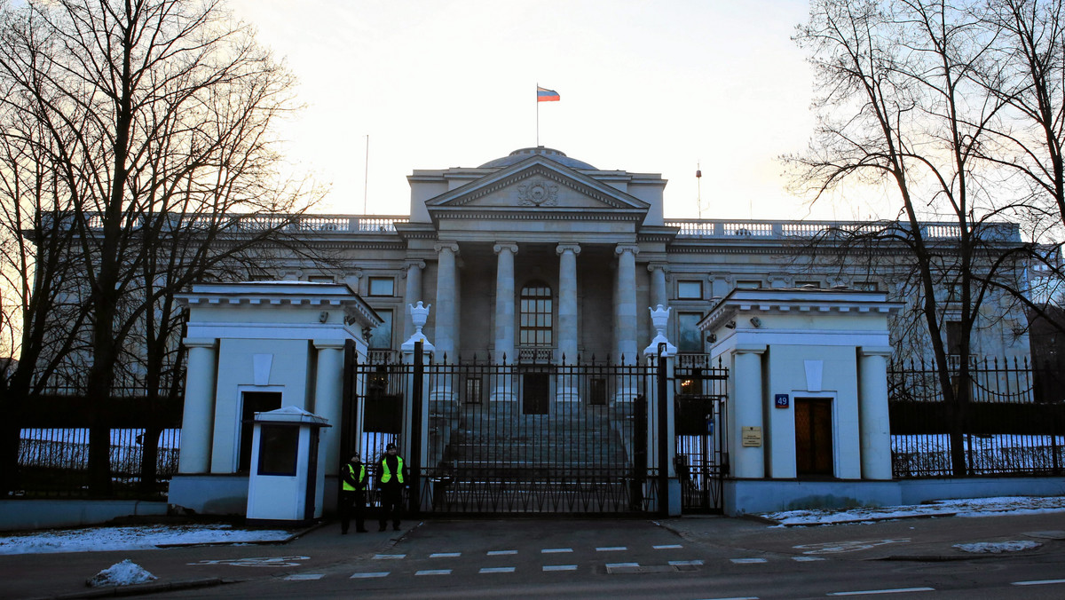 Ambasada Rosji w Warszawie odpowiada na niedawny apel Marka Sawickiego. Minister rolnictwa prosił wtedy Władimira Putina, by nie niszczył żywności, która trafiła na tamtejszy rynek mimo sankcji na produkty pochodzące z UE. Moskwa styl jego oświadczenia nazywa "obraźliwym" i dodaje, że porównanie obecnej sytuacji do głodu w latach trzydziestych XX wieku w ZSRR jest "absolutnie niewłaściwe i wywołuje co najmniej zaskoczenie".