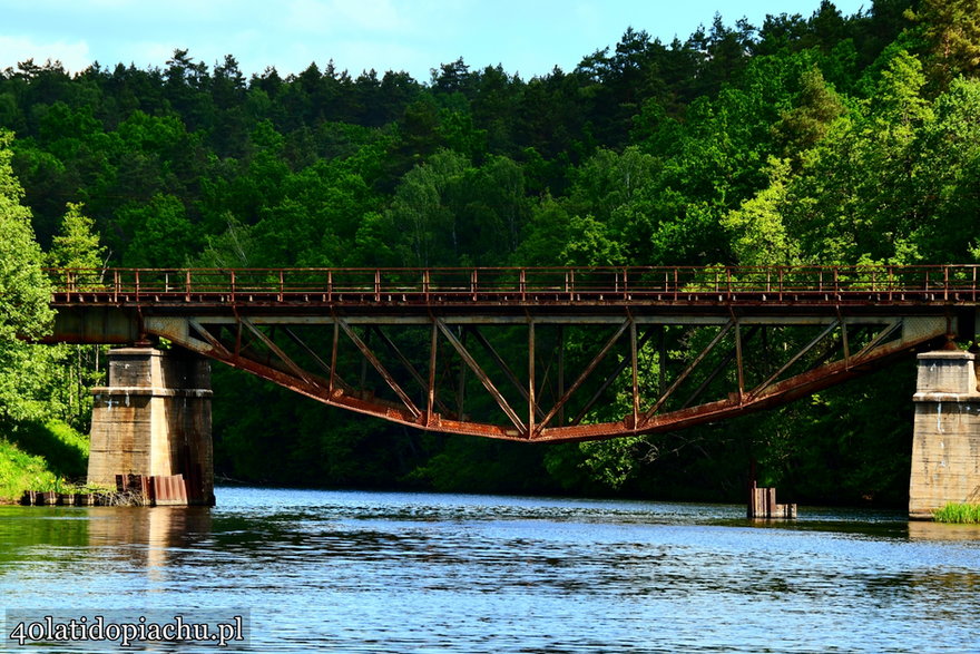 Most kolejowy linii 215 nad jeziorem Żur